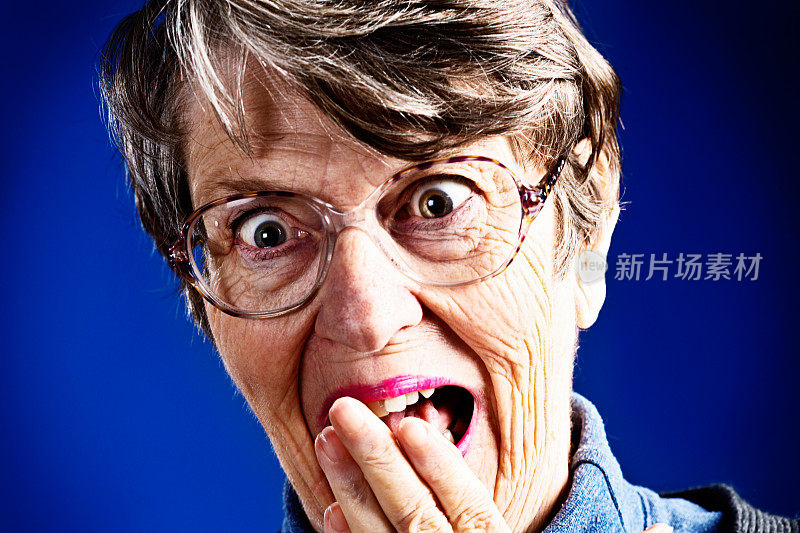 OMG !震惊，大眼睛的老女人用手捂着嘴